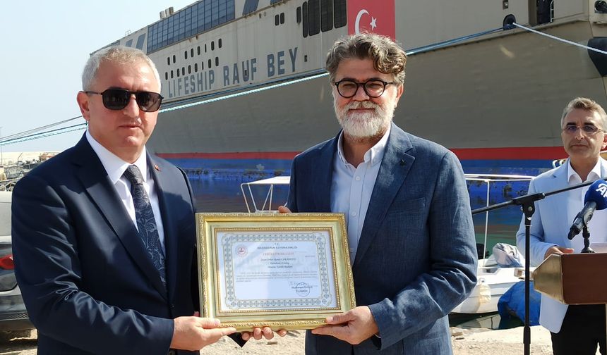 Karadeniz Holding'e teşekkür plaketleri...