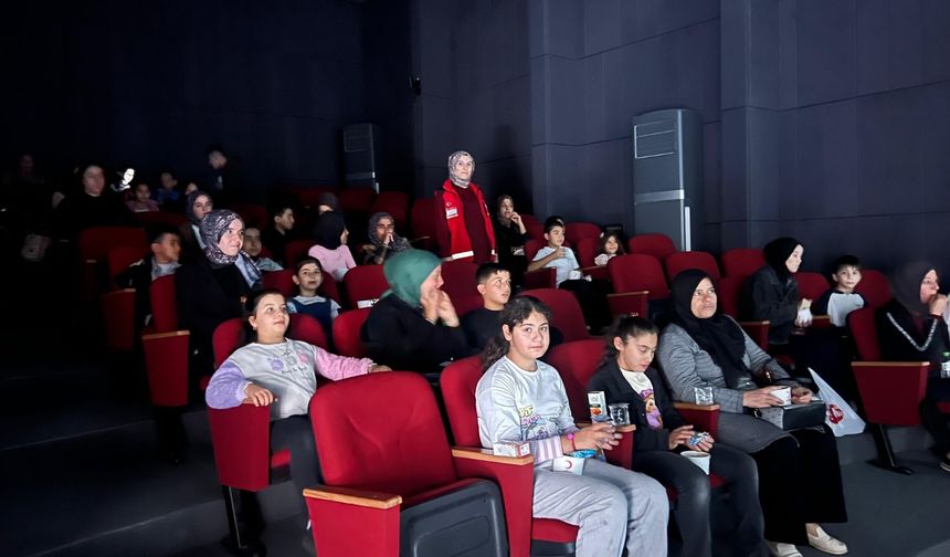 çocuklara gezi ve sinema etkinliği