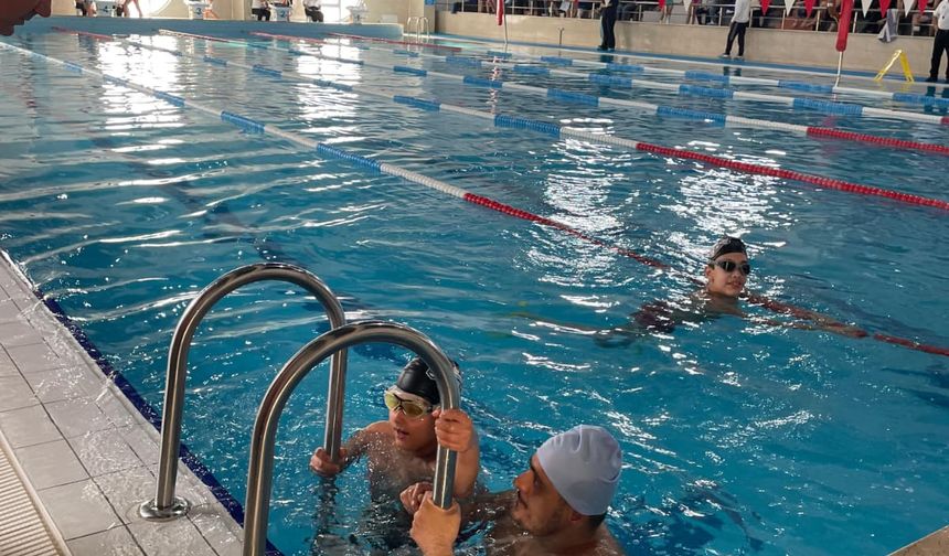 Engelli Bireyler Kulaç Attı