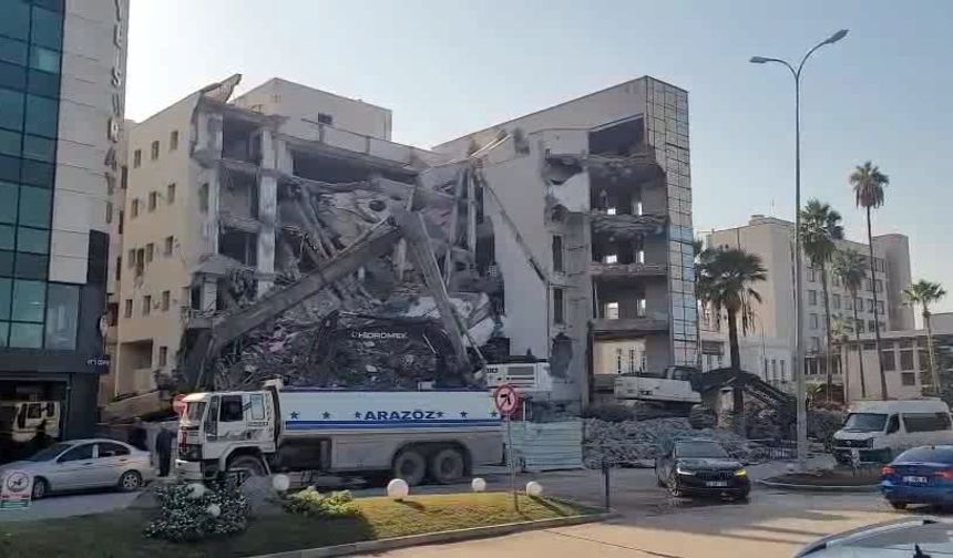 Ziraat Bankası Sahil şubesinde yıkım sürüyor