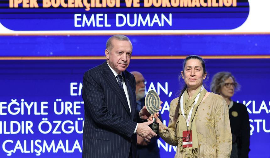 Cumhurbaşkanı Erdoğan’dan ödülünü aldı…