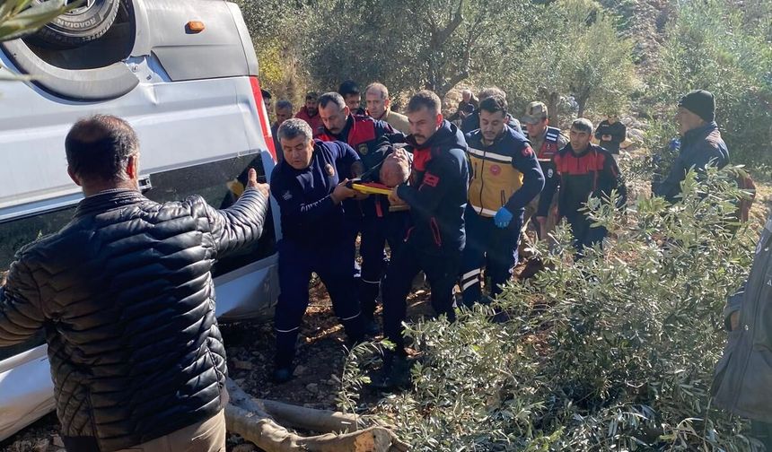 Hatay’ın Yayladağı ilçesinde öğrenci servisi devrildi