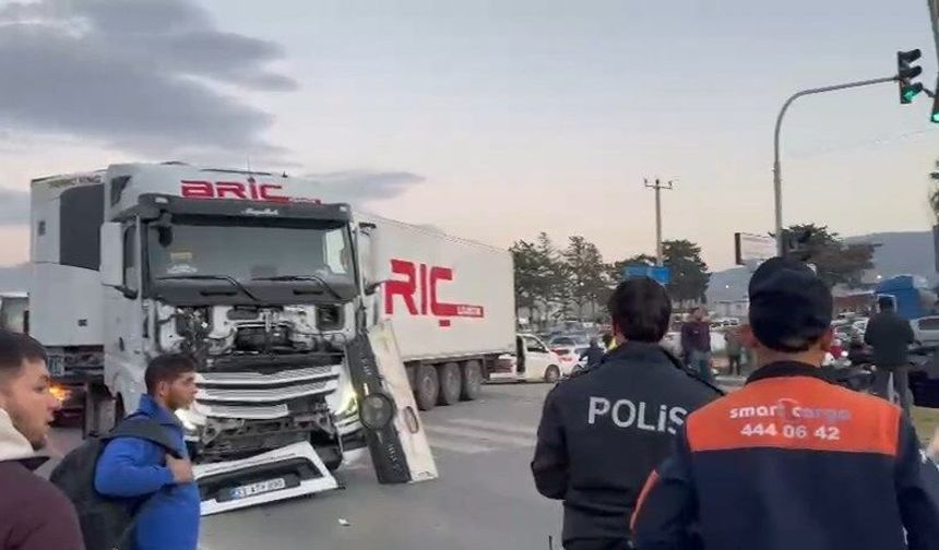 TIR’la çarpışan Minibüs iki araca da zarar verdi!