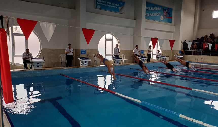 Yüzücüler 6 Şubat Anısına kulaç attılar…