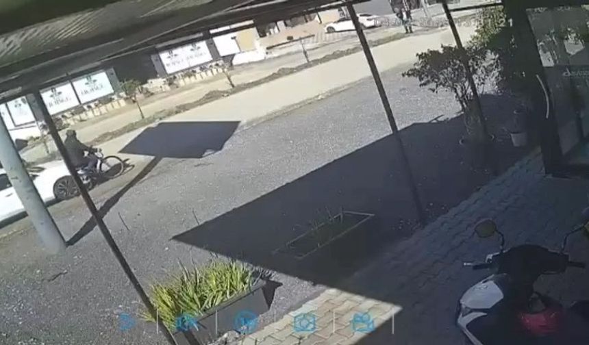 Otomobilin çarptığı bisikletli Güvenlik kamerasında