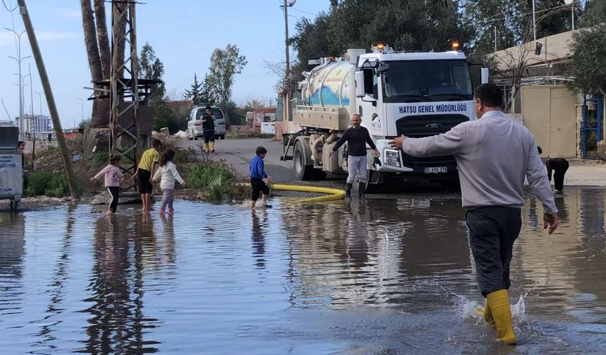 Her yağışta biriken su, ancak arazözle çekiliyor!