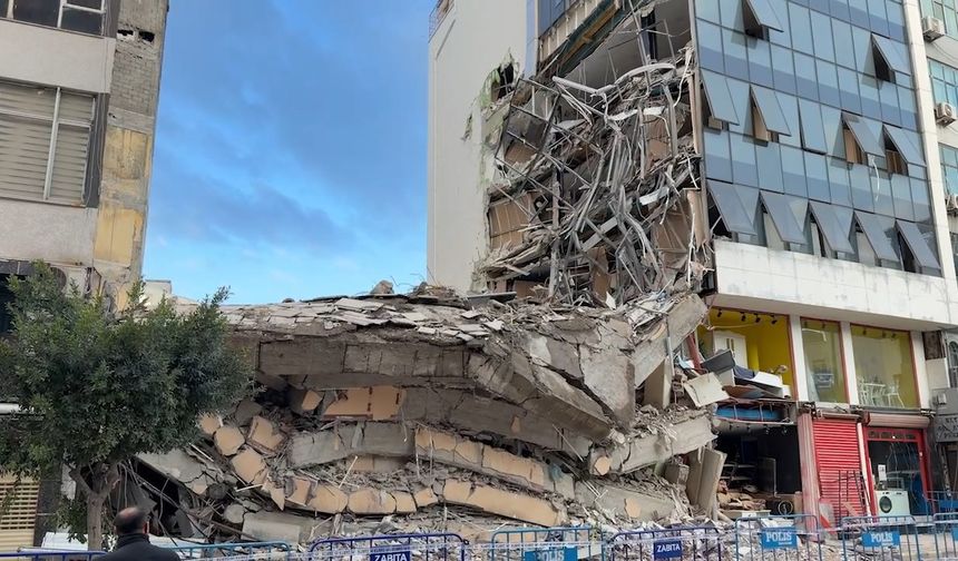 Çöken bina, yan binadaki AVM'ye Zarar verdi!