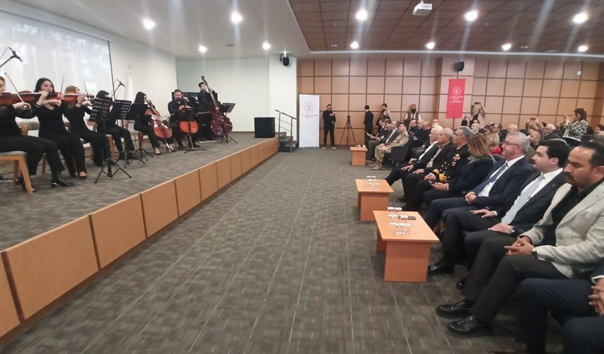 Kütüphanede Klasik Müzik dinletili kutlama