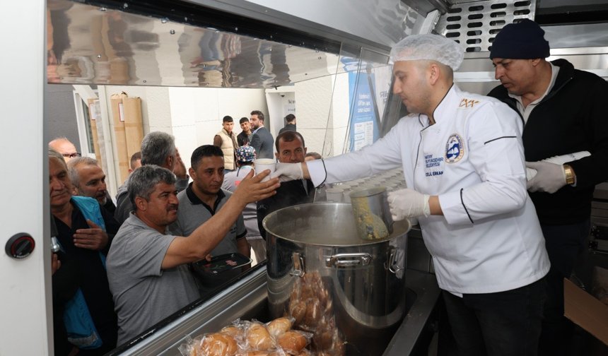 Hastane Önlerinde Sıcak Çorba İkramı