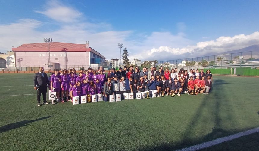 Sokaklar Bizim Futbol Turnuvasında Ödüllerini aldılar