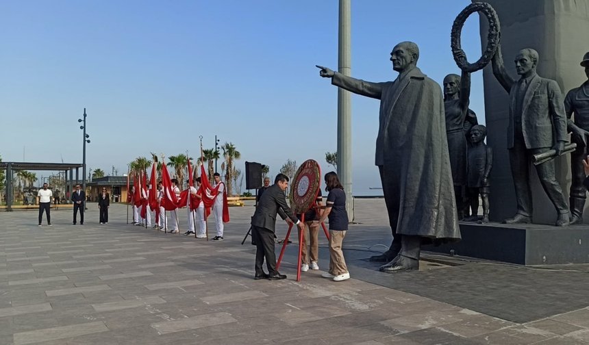 Atanın manevi huzuruna 23 Nisan saygı çelengi…