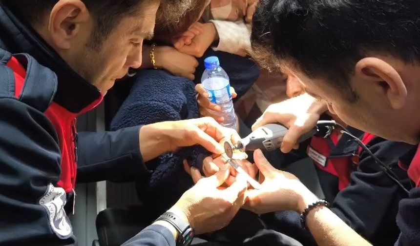 Parmağına sıkışan çelik halka itfaiyede kesildi