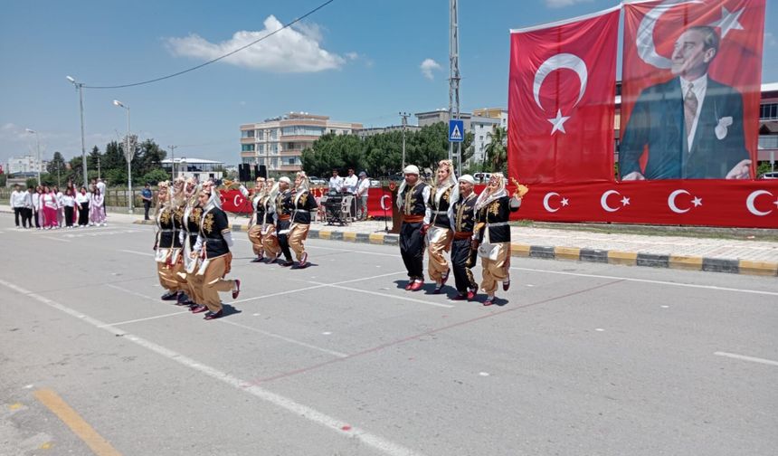 Öğrenciler ödüllerini protokolün elinden aldı