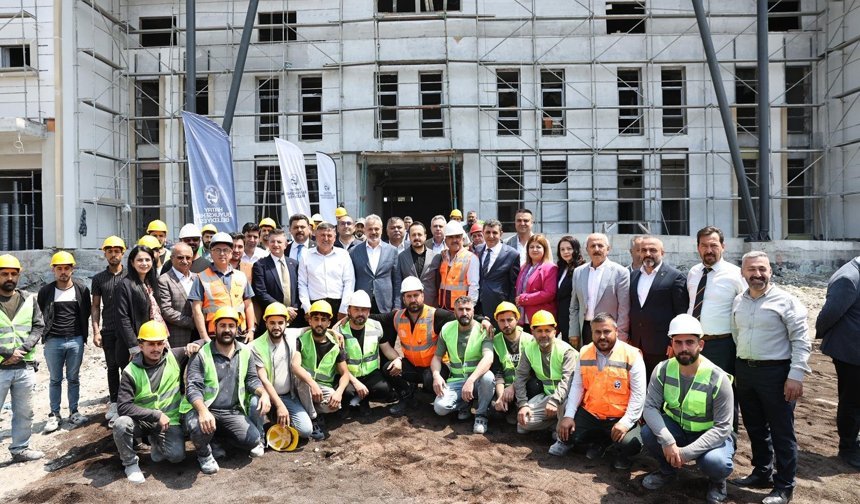 Başkan Öntürk, Dörtyol Spor Salonu İnşaatını İnceledi