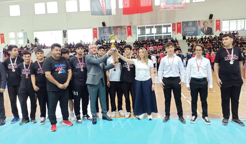2500 öğrenci arasında dereceye girdiler