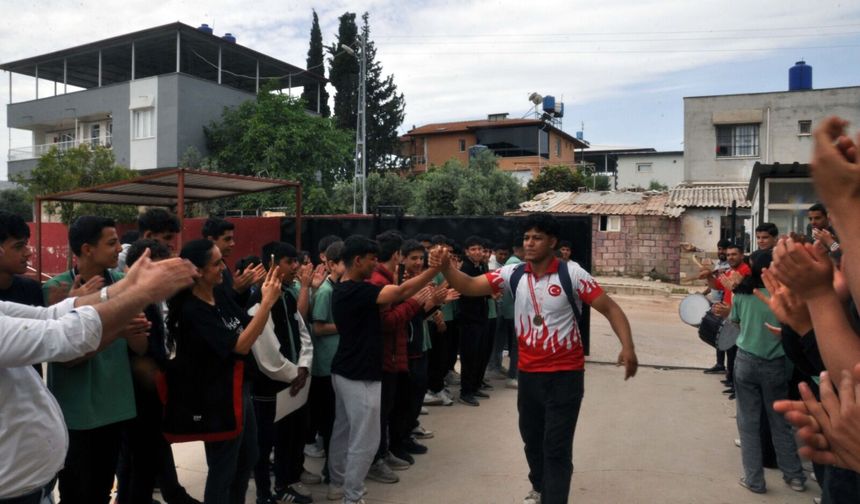 Türkiye şampiyonu davul zurna ile karşılandı