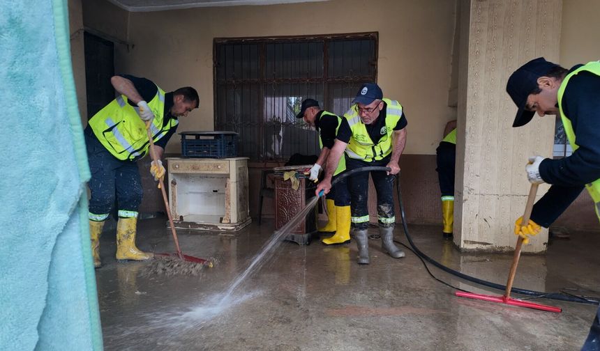 Büyükşehir Ekiplerinden Sel Sonrası Temizlik