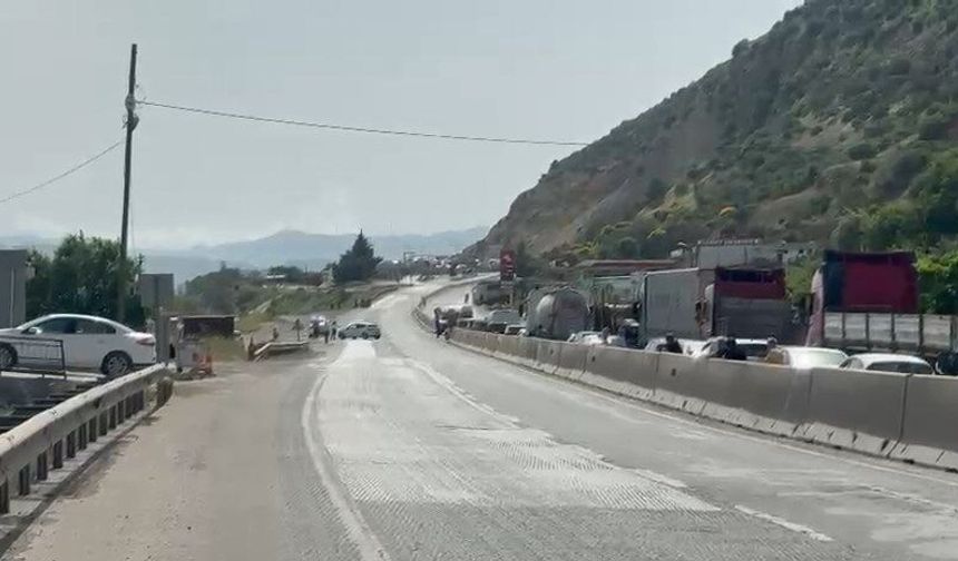 Yol trafiğe kapatıldı uzun kuyruk oluştu