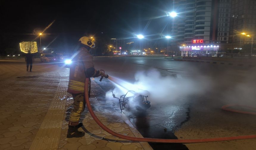 İskenderun’da Akülü Bisiklet Alevlere Teslim Oldu