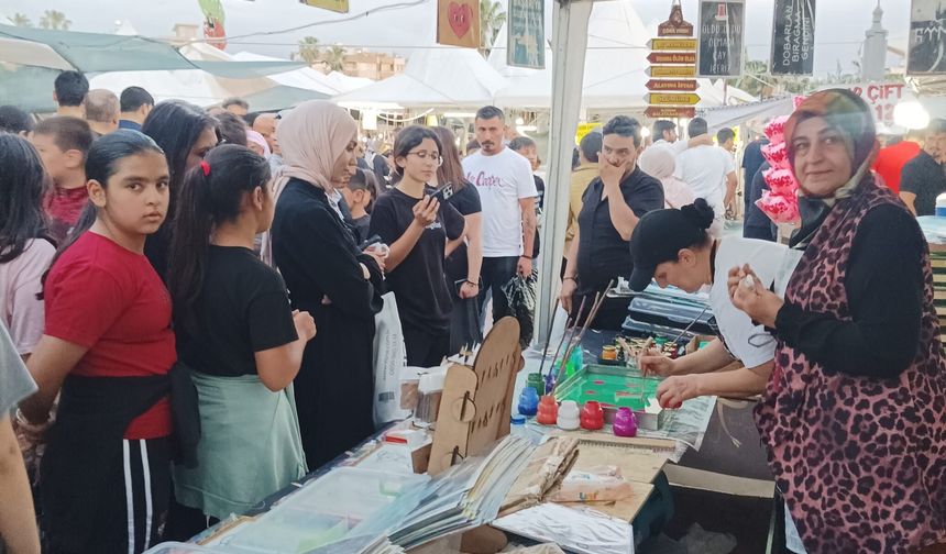 Azize Alkaç Çocuklara Ebru Aşkını Aşılıyor