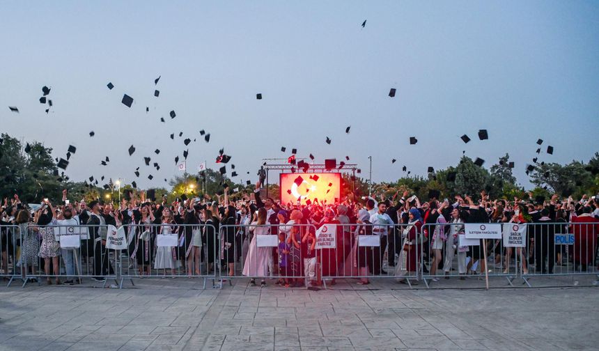 HMKÜ’DE Mezuniyet Coşkusu