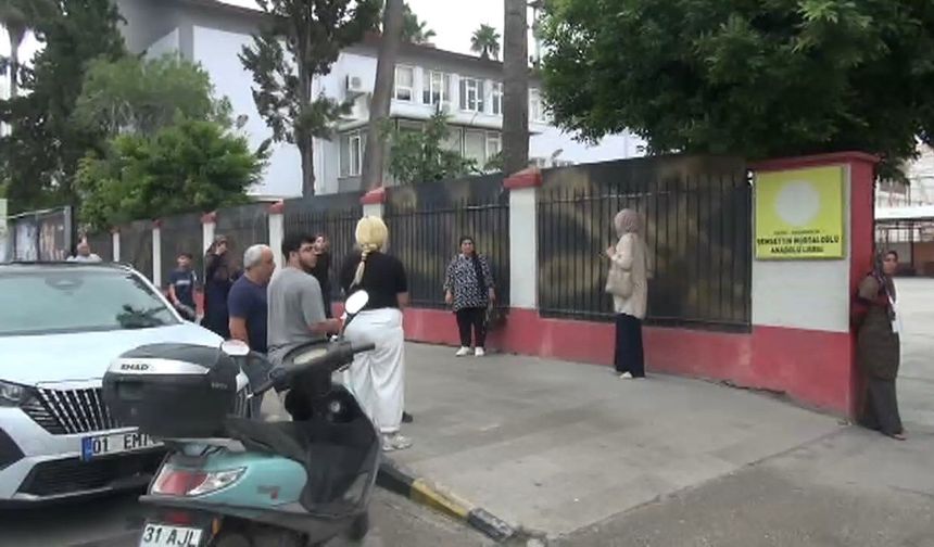 Öğrenciler Salonda, Veliler de Dışarıda Ter Döktü