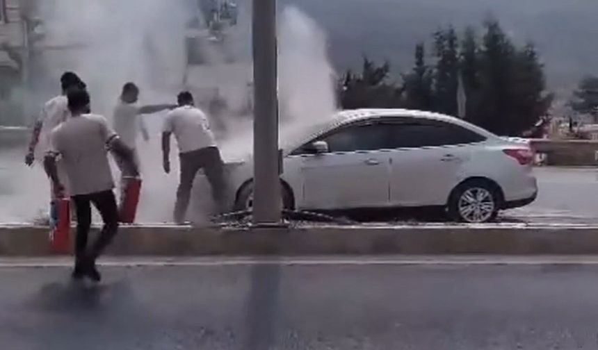 Yangın Tüpünü Kapan Araç Yangınını Söndürdü…