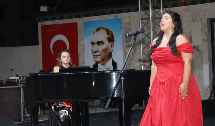 Defne Amfi Tiyatro’da Opera Rüzgârı Esti