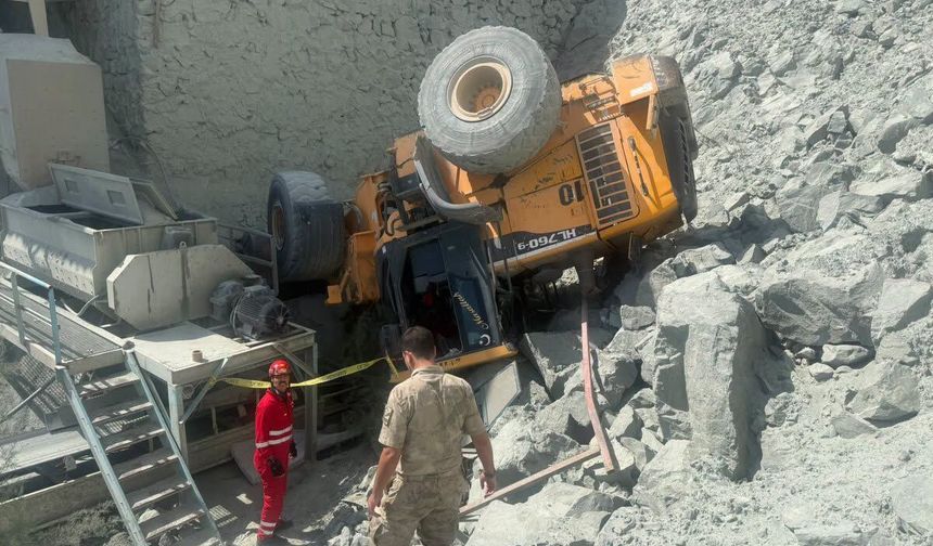 Operatör İş Makinesinin Altında Can Verdi