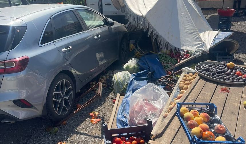 Otomobil pazara daldı Üç Yaralı