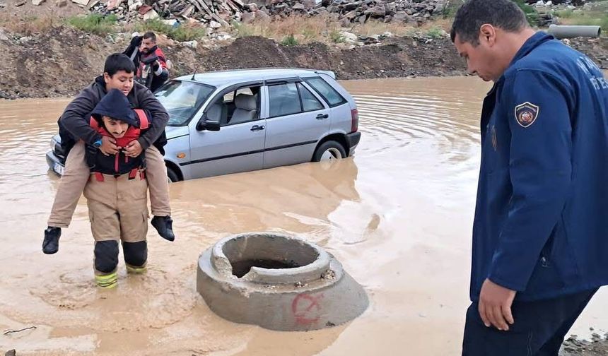 Suda Mahsur Kalan Çocuk İtfaiye Kurtardı