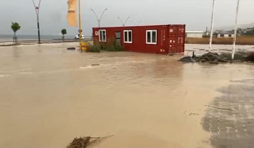 Yollar Taşkınlara, Yazlıklar Suya Teslim Oldu!