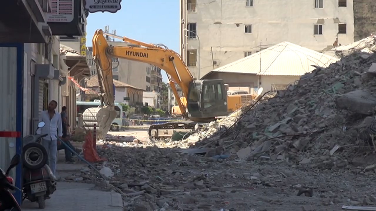 patlama sonrası.mp4_snapshot_01.43.633