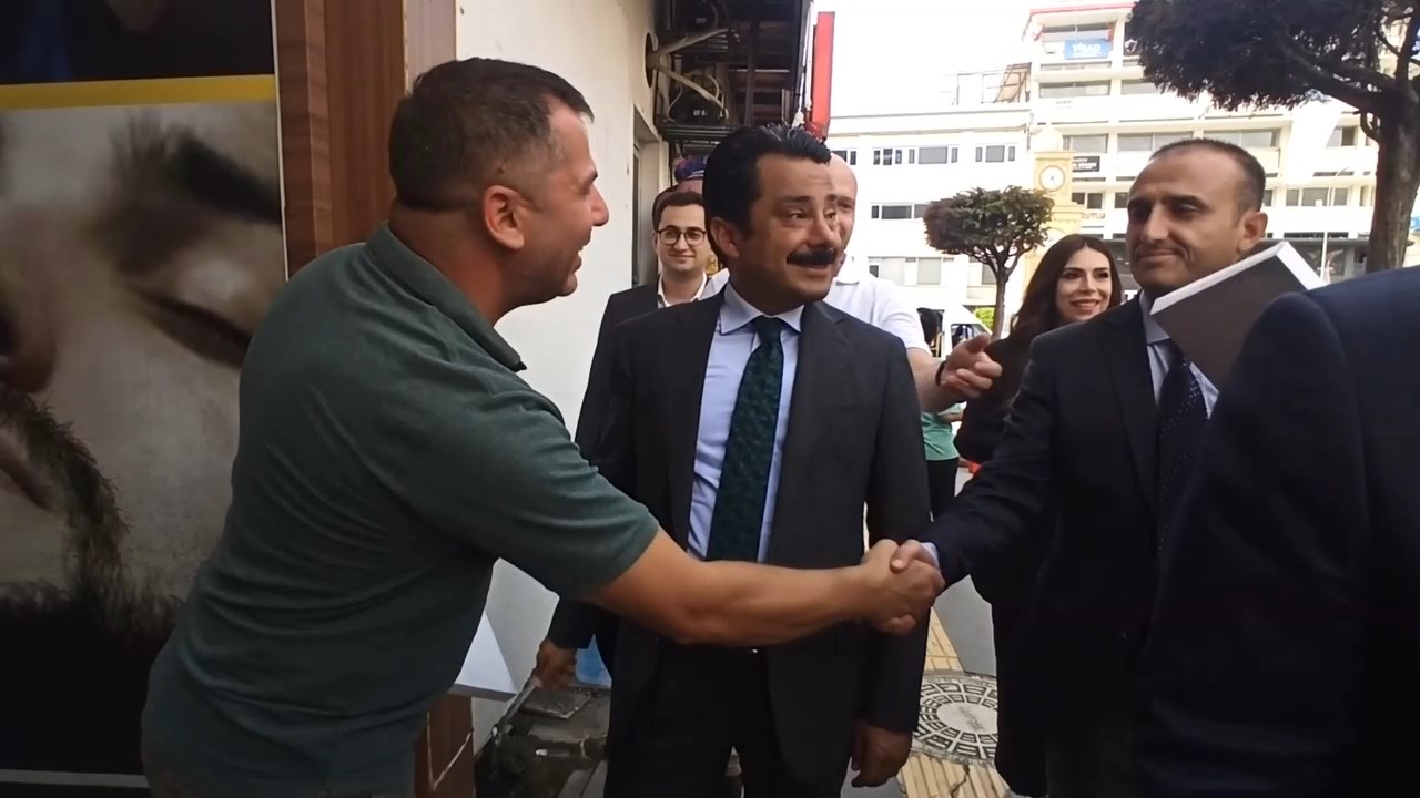 bayrak dağitim.mp4_snapshot_00.11.177