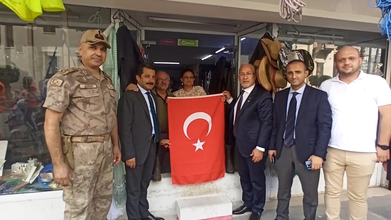 bayrak dağitim.mp4_snapshot_00.43.893