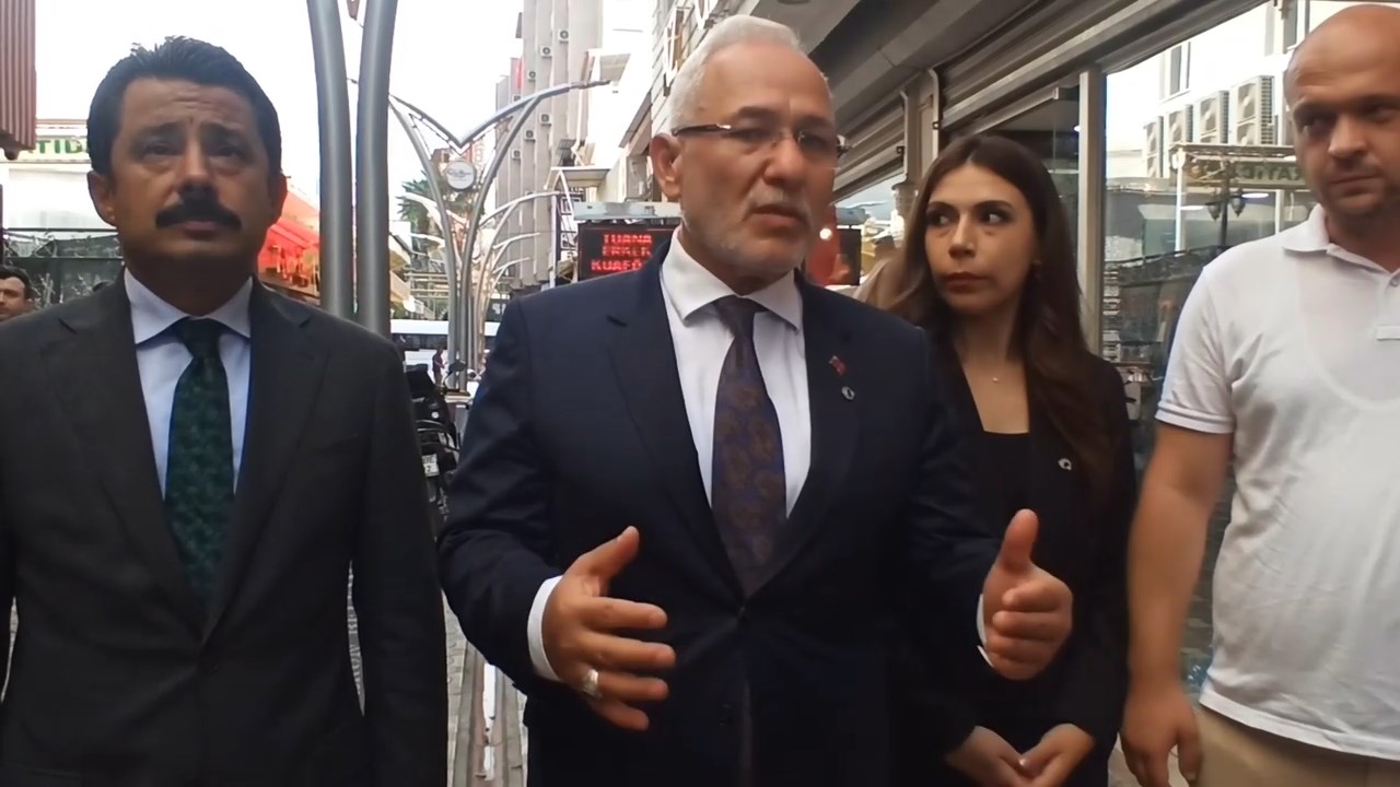 bayrak dağitim.mp4_snapshot_02.20.774