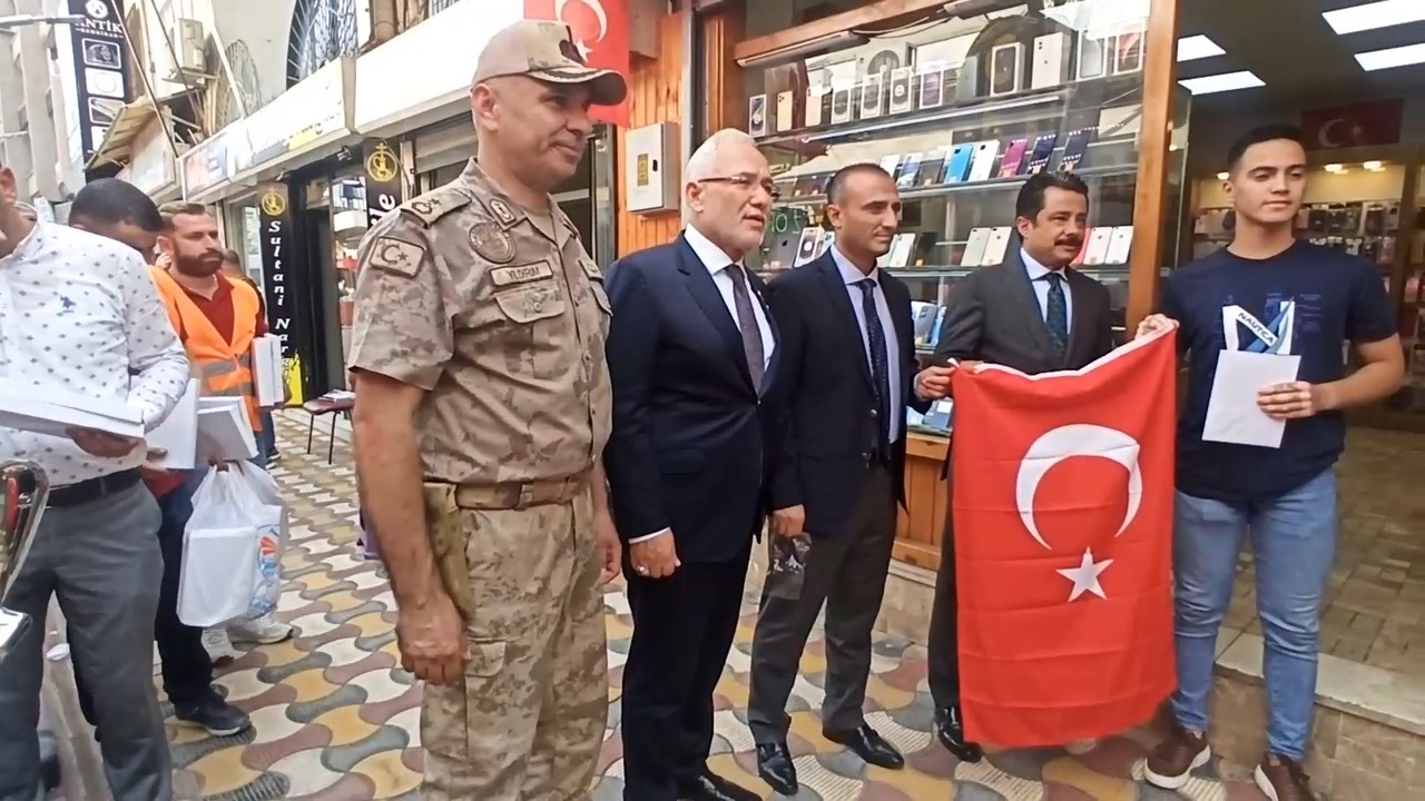 bayrak dağitim.mp4_snapshot_06.59.098