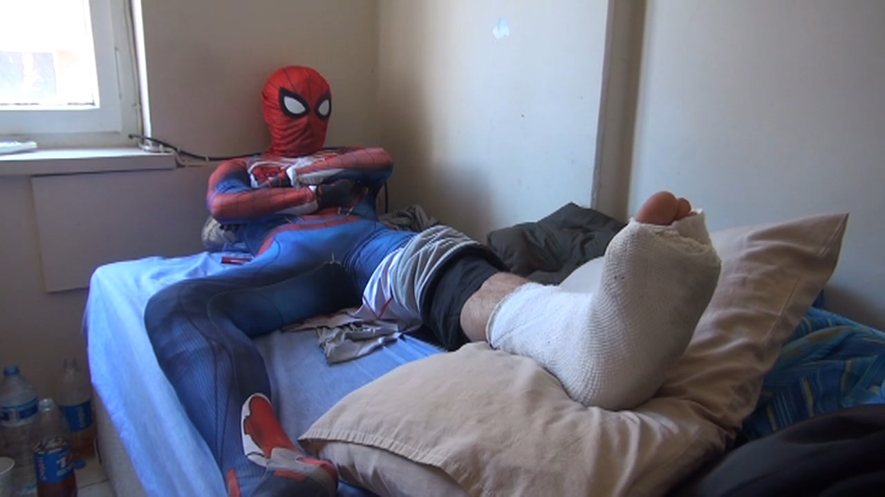 Orumcek Adam Camiye Gererse.mp4 Snapshot 00.42.836