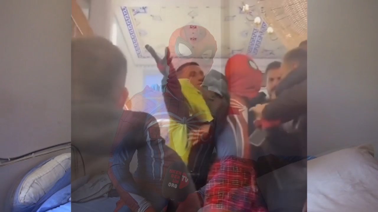 Orumcek Adam Camiye Gererse.mp4 Snapshot 01.54.740