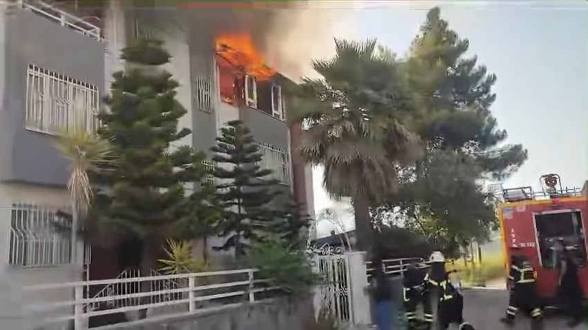 Defne İlçesi Aşağıokçular Mahallesi Doğa Apartmanında Meydana Gelen Mesken Yangını Ekiplerimizin Hızlı Ve Koordineli Müdahalesiyle Diğer Odalara Sirayet... By Hbb İtfaiye Daire.mp4 Snapshot 00.04.473