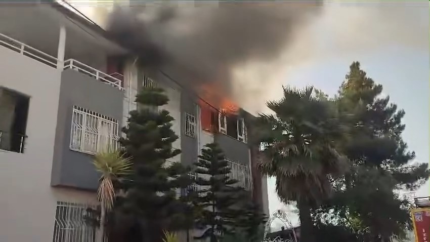 Defne İlçesi Aşağıokçular Mahallesi Doğa Apartmanında Meydana Gelen Mesken Yangını Ekiplerimizin Hızlı Ve Koordineli Müdahalesiyle Diğer Odalara Sirayet... By Hbb İtfaiye Daire.mp4 Snapshot 00.05.865