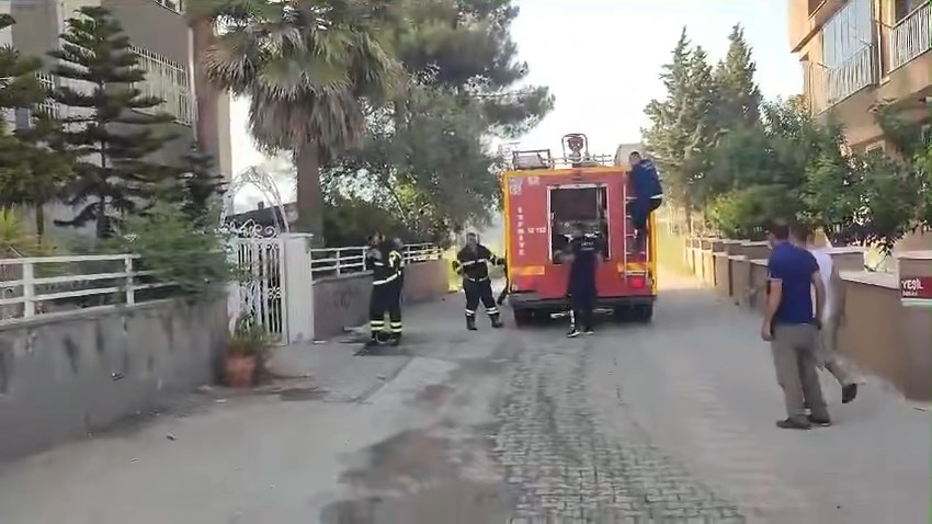 Defne İlçesi Aşağıokçular Mahallesi Doğa Apartmanında Meydana Gelen Mesken Yangını Ekiplerimizin Hızlı Ve Koordineli Müdahalesiyle Diğer Odalara Sirayet... By Hbb İtfaiye Daire.mp4 Snapshot 00.09.147