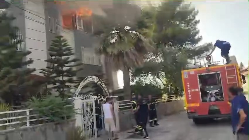 Defne İlçesi Aşağıokçular Mahallesi Doğa Apartmanında Meydana Gelen Mesken Yangını Ekiplerimizin Hızlı Ve Koordineli Müdahalesiyle Diğer Odalara Sirayet... By Hbb İtfaiye Daire.mp4 Snapshot 00.14.740