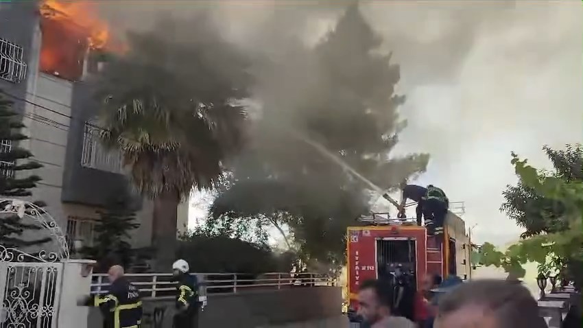 Defne İlçesi Aşağıokçular Mahallesi Doğa Apartmanında Meydana Gelen Mesken Yangını Ekiplerimizin Hızlı Ve Koordineli Müdahalesiyle Diğer Odalara Sirayet... By Hbb İtfaiye Daire.mp4 Snapshot 00.32.671