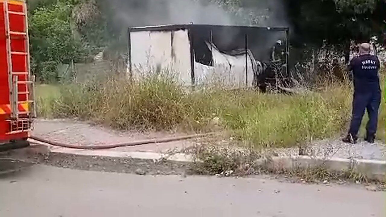 Modern Evlerde Konteyner Yangini.mp4 Snapshot 00.12.572