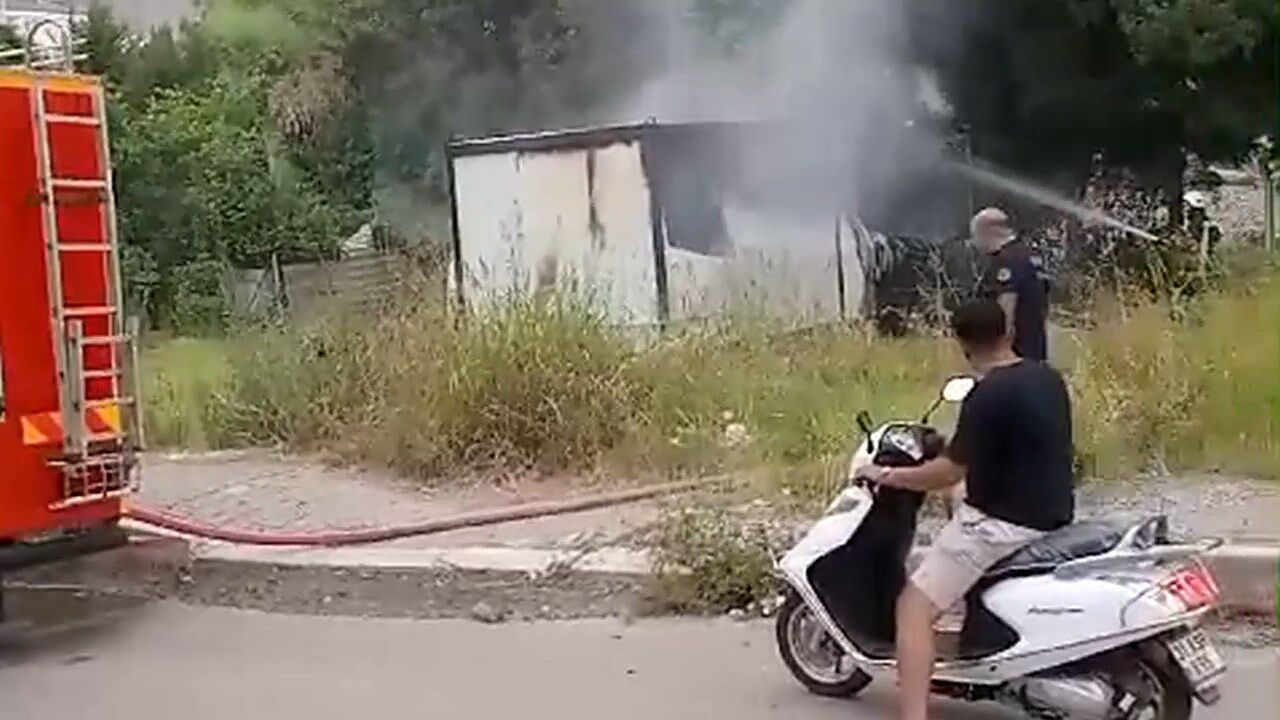 Modern Evlerde Konteyner Yangini.mp4 Snapshot 00.23.681