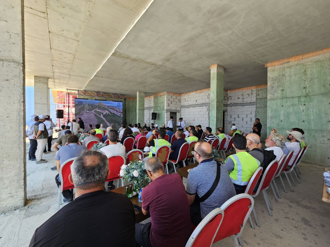 451636948 492807823433112 2340517767883935439 N