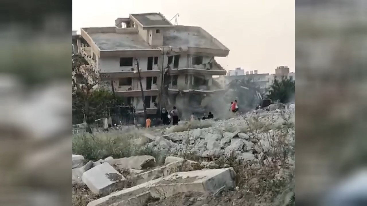 Kontrollu Yikimda Toz Bulutu Arasinda Kaldilar.mp4 Snapshot 00.02.187