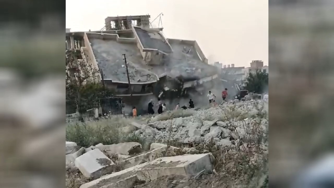 Kontrollu Yikimda Toz Bulutu Arasinda Kaldilar.mp4 Snapshot 00.03.019