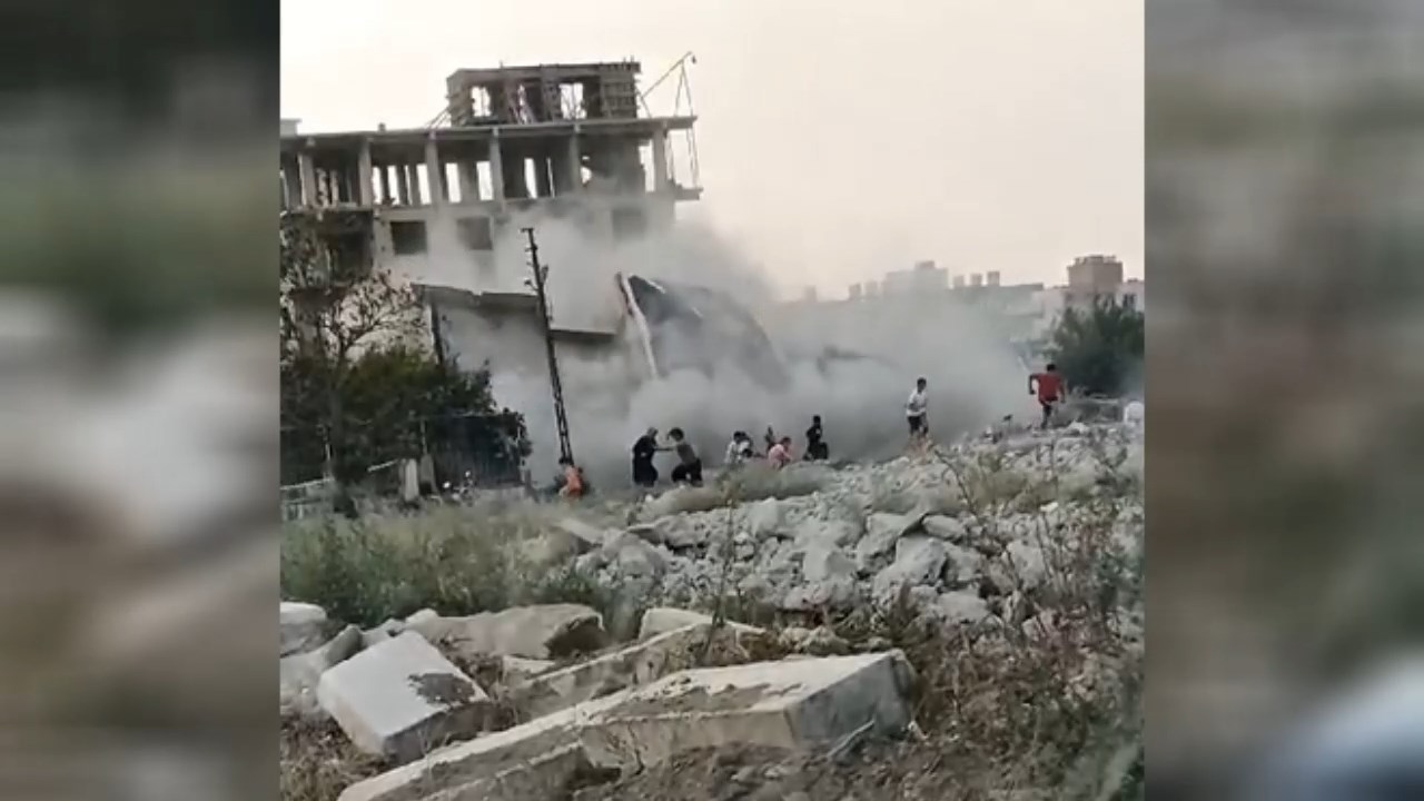 Kontrollu Yikimda Toz Bulutu Arasinda Kaldilar.mp4 Snapshot 00.03.824